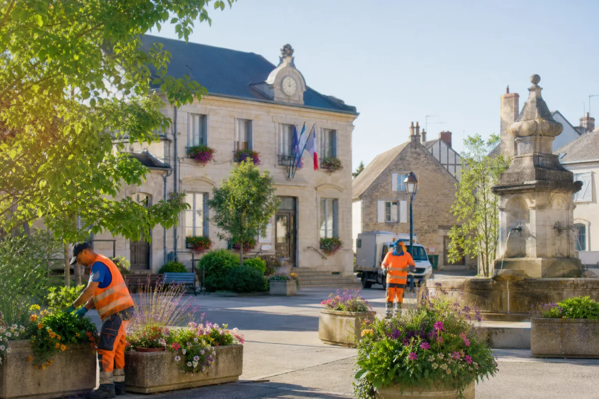 Place de village et agents municipaux, action des collectivités contre les moustiques