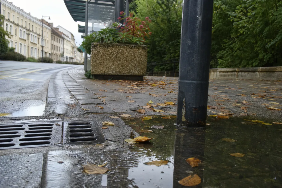 Équipements urbains retenant de l’eau dans une rue