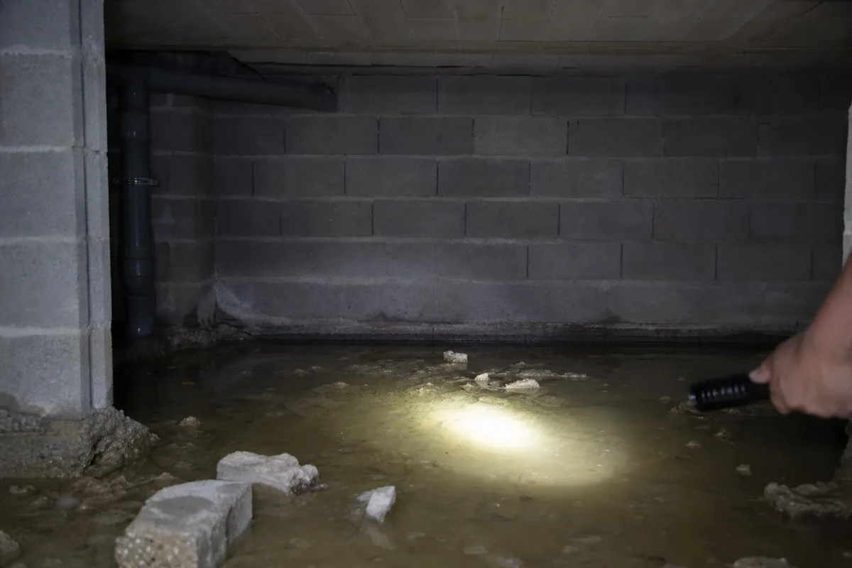 Eau stagnante dans un vide sanitaire de maison