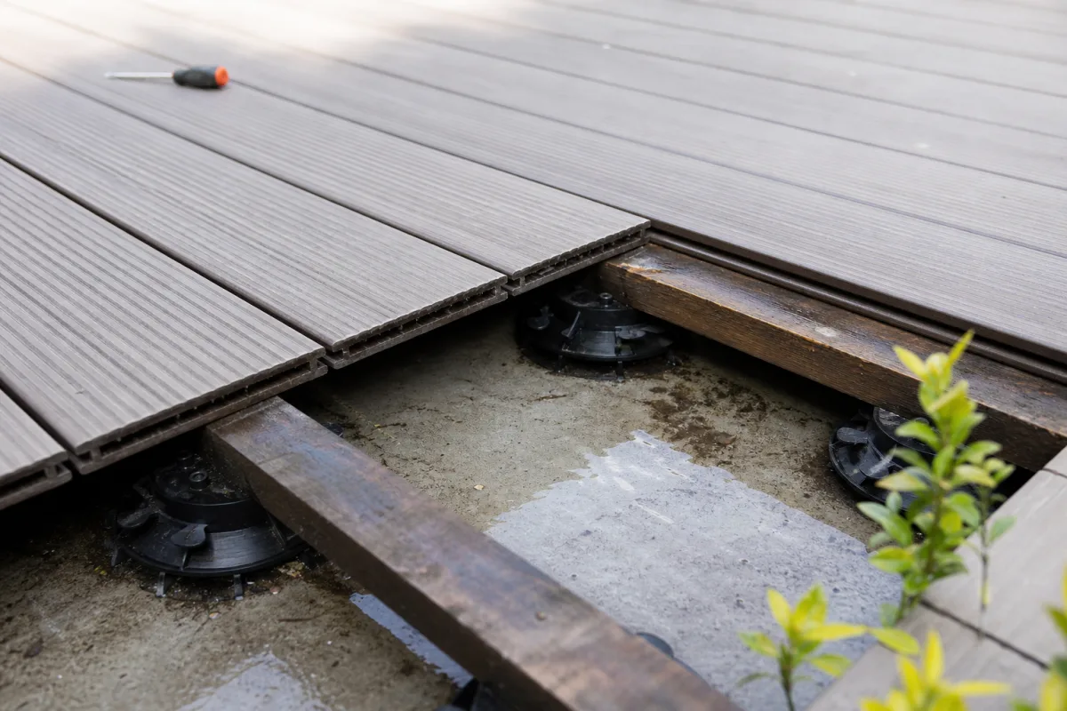 Eau stagnante sous une terrasse en bois sur plots