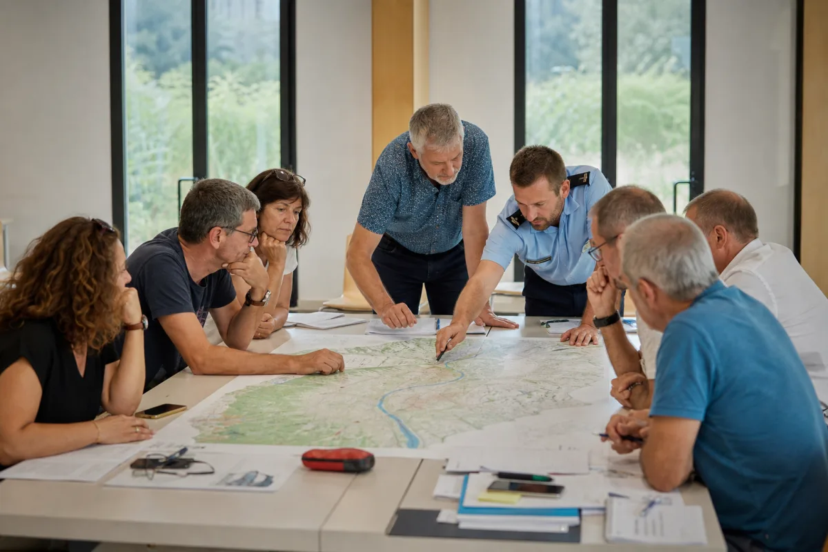 Réunion d’élus de plusieurs communes autour d’une carte du territoire