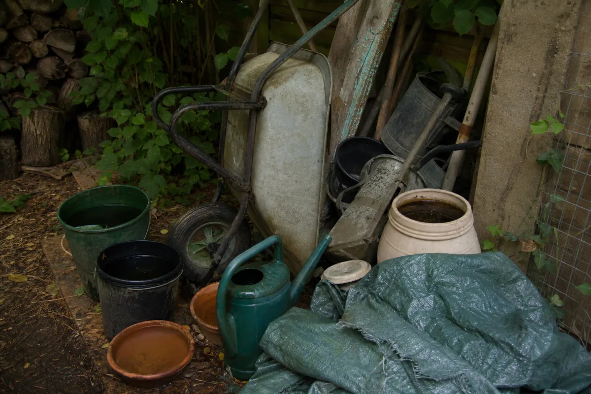 Matériel de jardin laissé dehors avec de l’eau de pluie