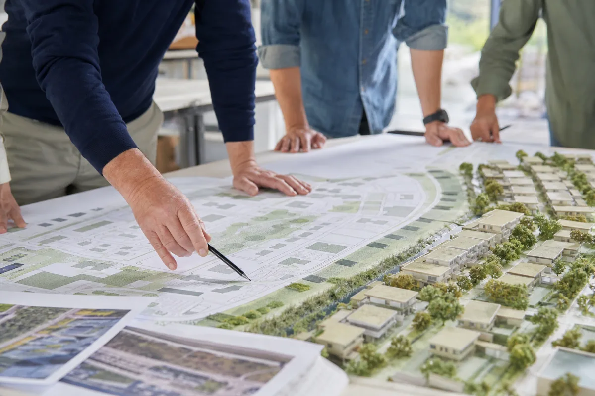 Urbanistes étudiant un plan de quartier et sa gestion des eaux