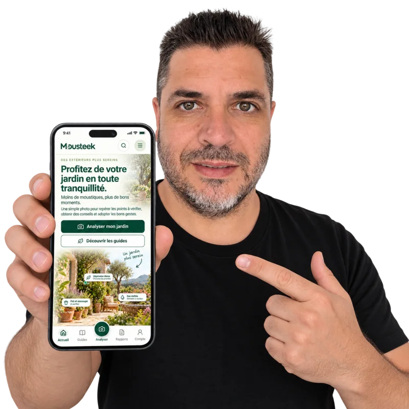 Stéphane Delgado, fondateur de Mousteek, montrant l’application Mousteek sur un téléphone