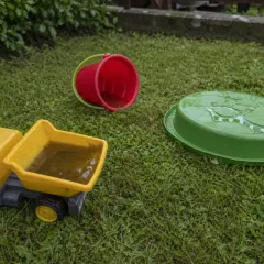 Jouets de jardin, exemple de gîte larvaire
