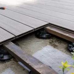 Terrasse sur plots, exemple de gîte larvaire