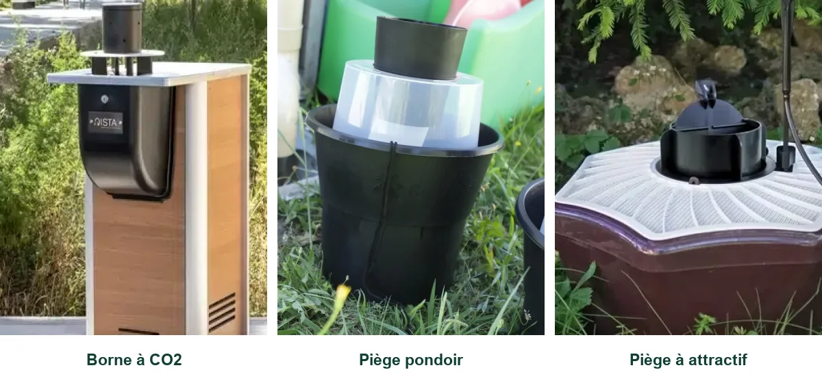 Trois pièges côte à côte, légendés : une borne à CO2 en bois au bord d’un chemin, un piège pondoir noir dans l’herbe et un piège à attractif posé au sol dans la végétation